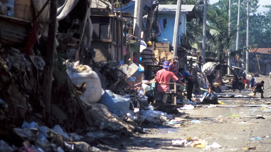 living by garbage in manila